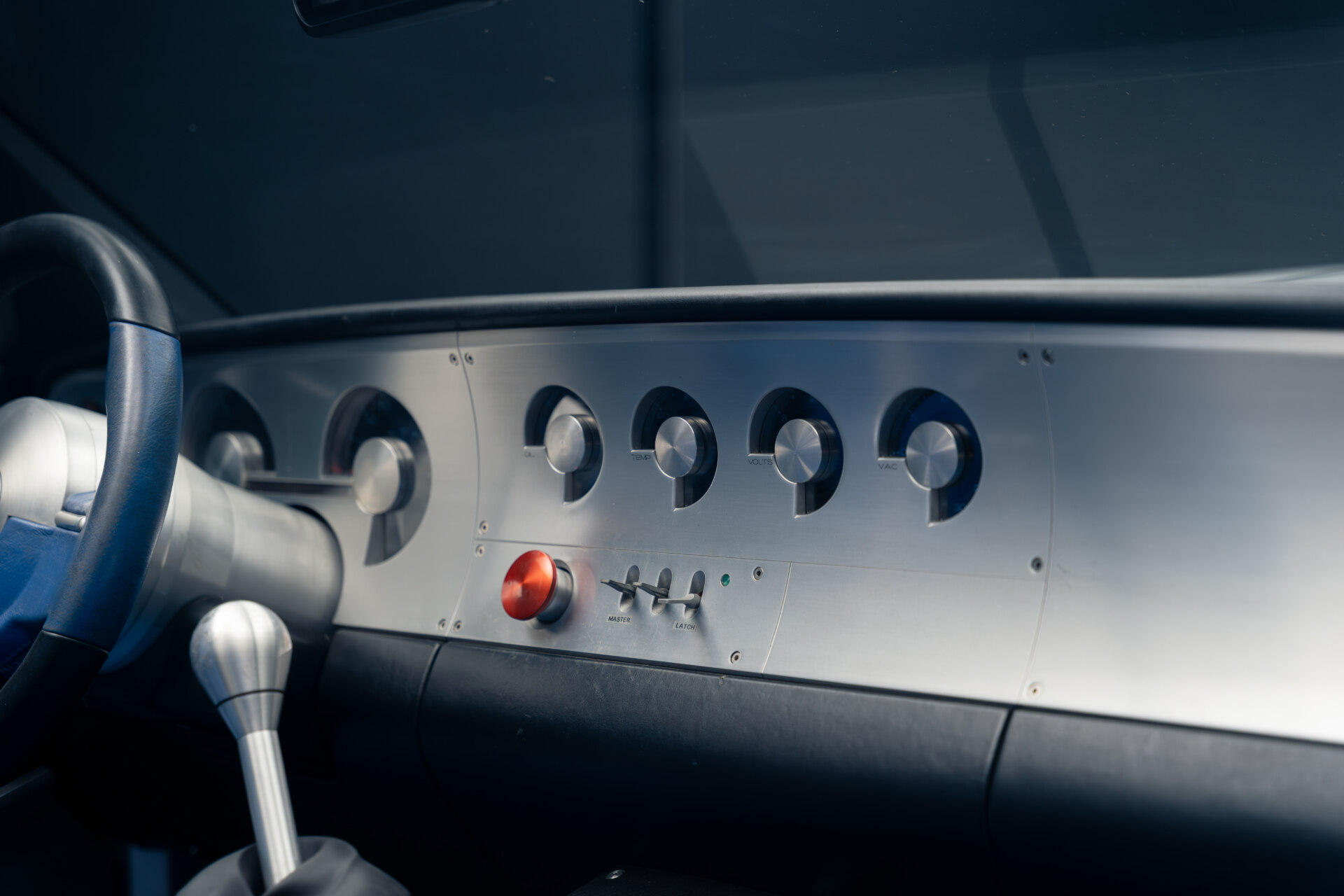 Vista del panel de control del Shelby Cobra Concept 2004