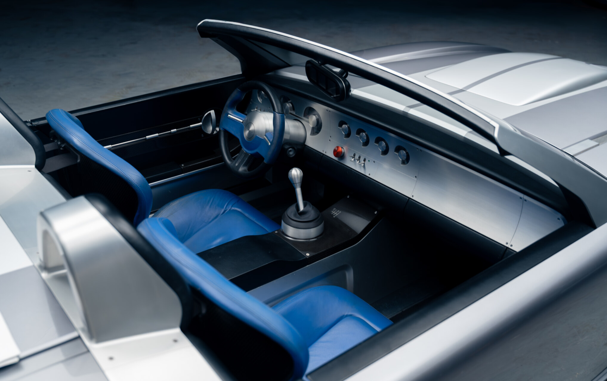 Vista del interior del Shelby Cobra Concept 2004 con asientos azules