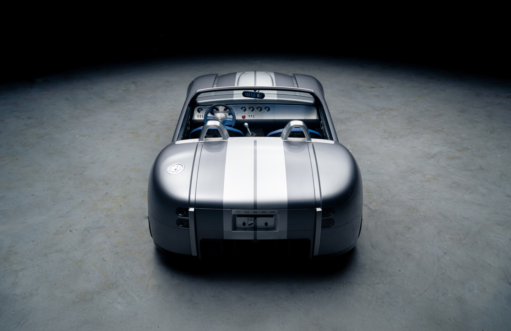 Vista trasera del Shelby Cobra Concept 2004 en un fondo oscuro