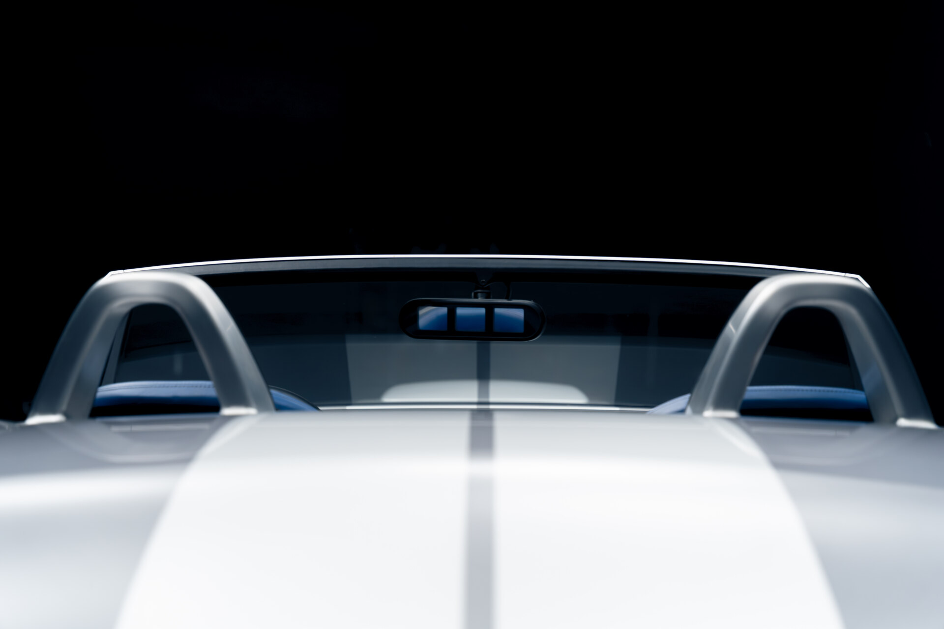 Vista trasera del Shelby Cobra Concept 2004 con interior azul