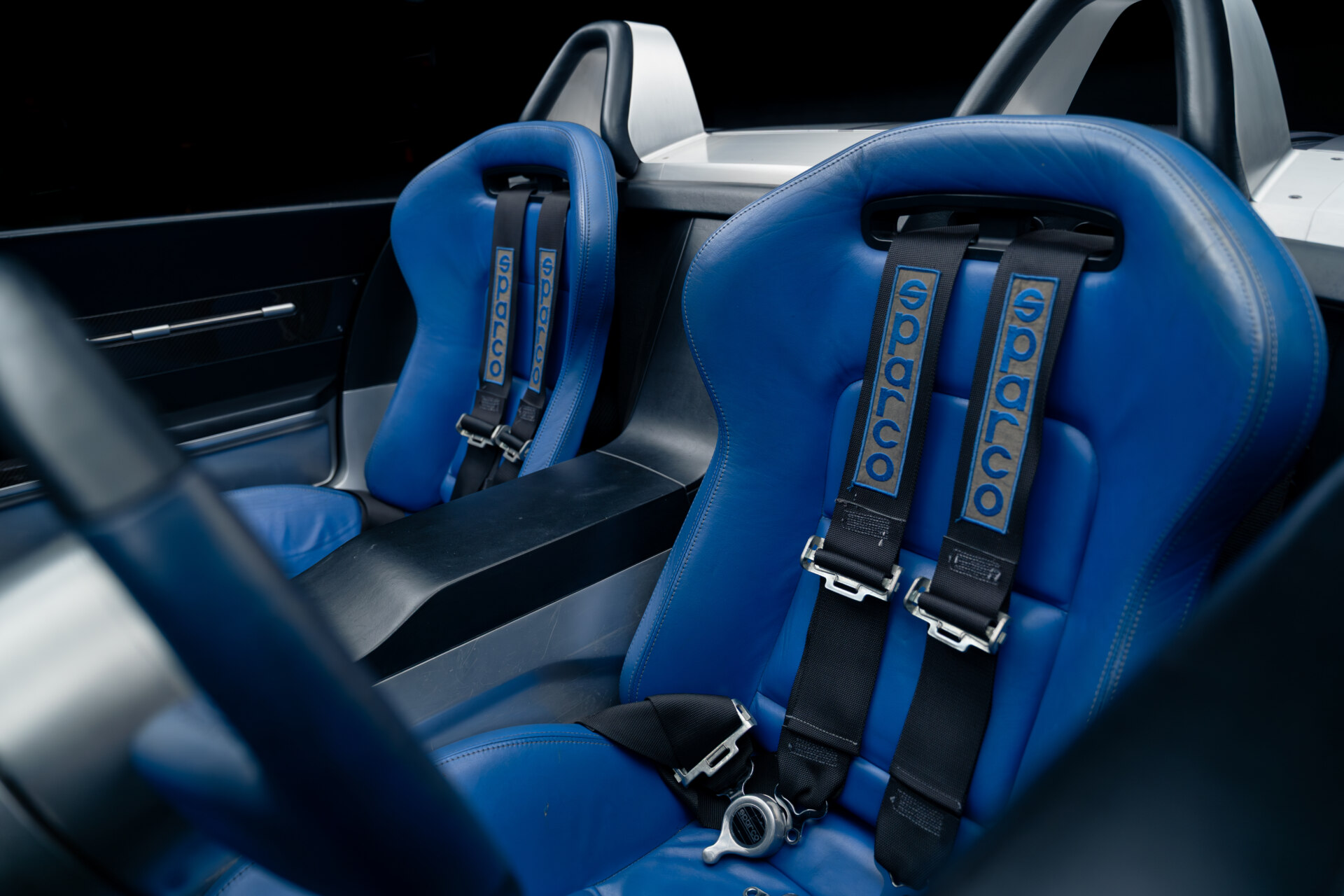 Interior del Shelby Cobra Concept 2004 con asientos azules y cinturones de seguridad Sparco