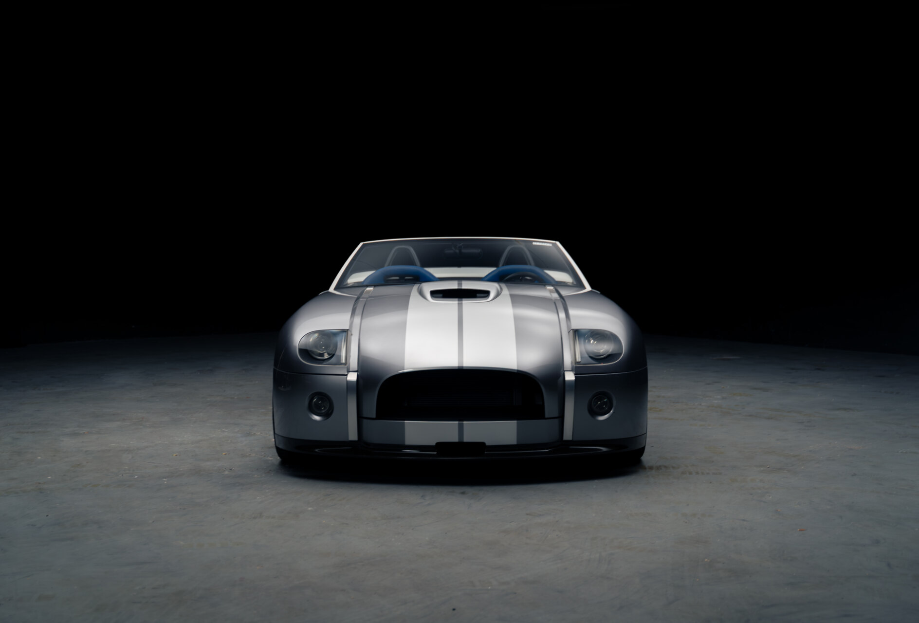 Vista frontal del Shelby Cobra Concept 2004 en un fondo oscuro