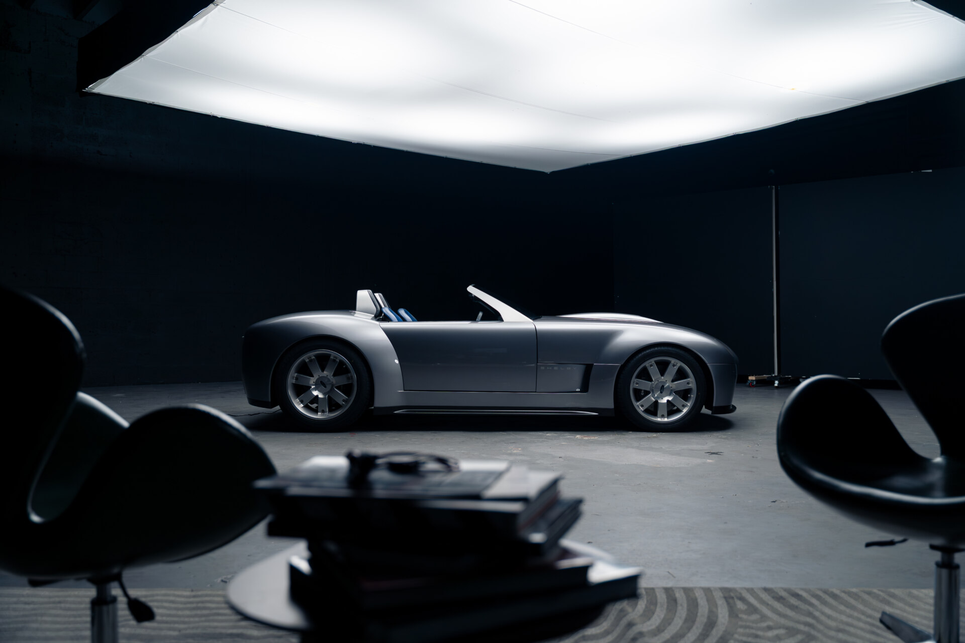 Vista lateral del Shelby Cobra Concept 2004 en un estudio