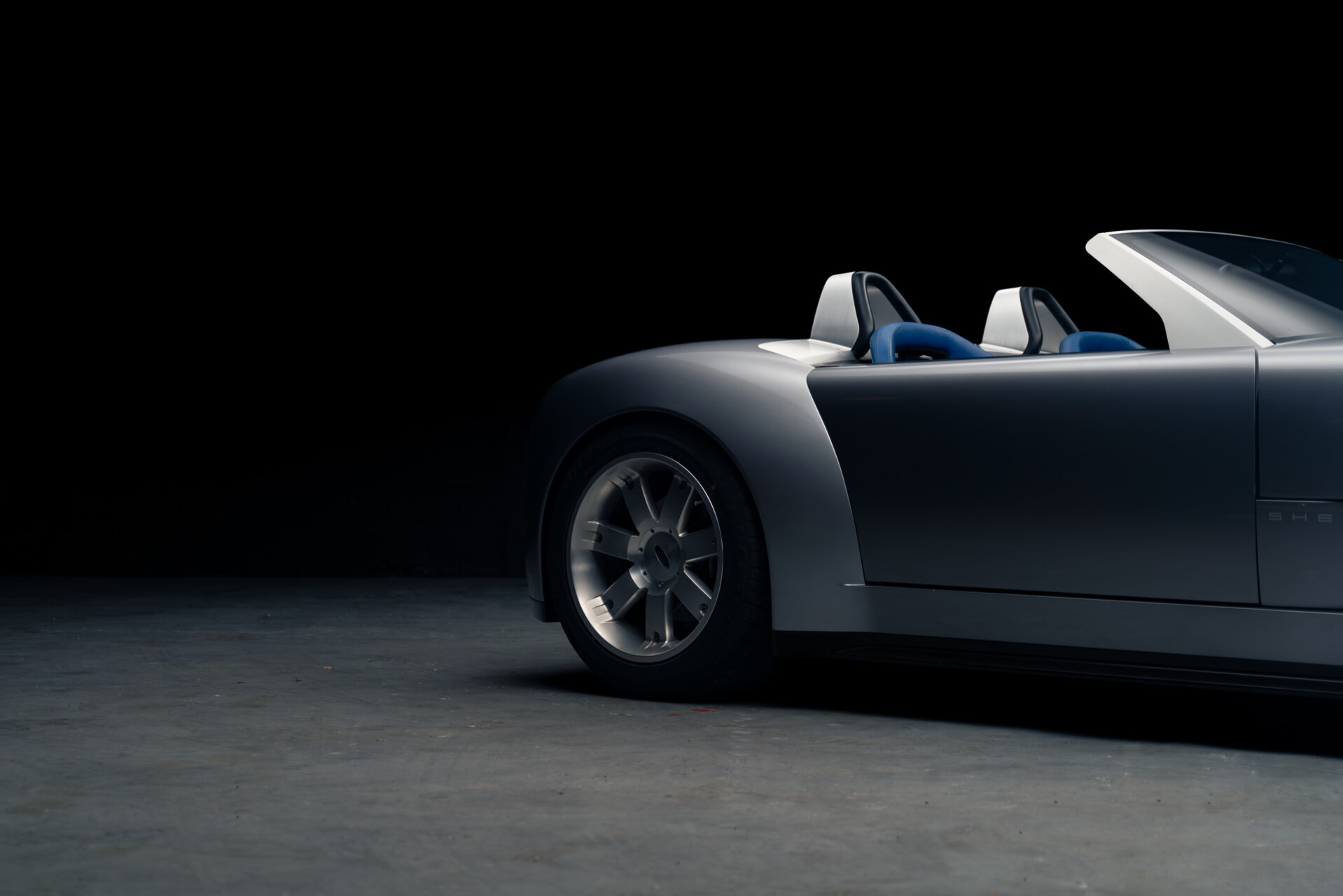 Vista de la llanta y el lateral del Shelby Cobra Concept 2004 (Autor: Álvaro Muro)