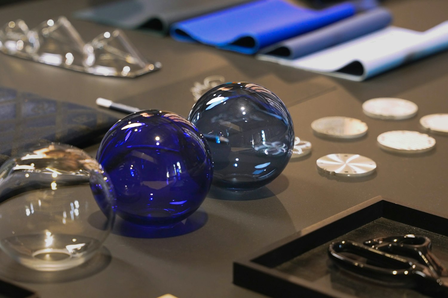 El cristal se ha incorporado al interior de una forma totalmente nueva. La consola central cuenta con una única pieza de cristal moldeado, disponible en varios tonos.