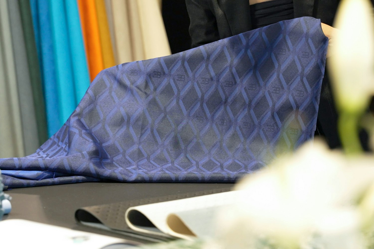 Muestra de tejido artesanal de Bugatti con monograma EB