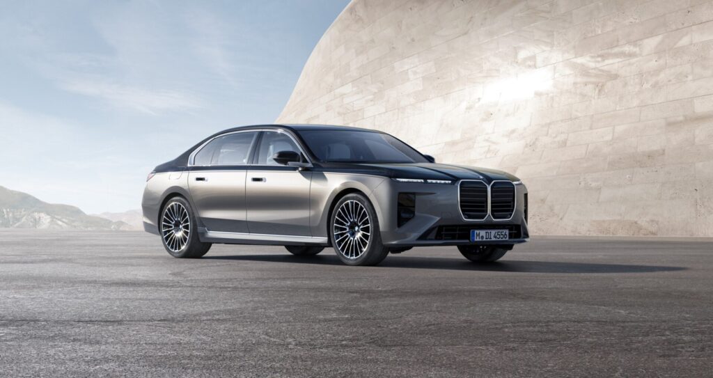 Nuevo BMW Serie 7 Sedán en un entorno moderno y elegante