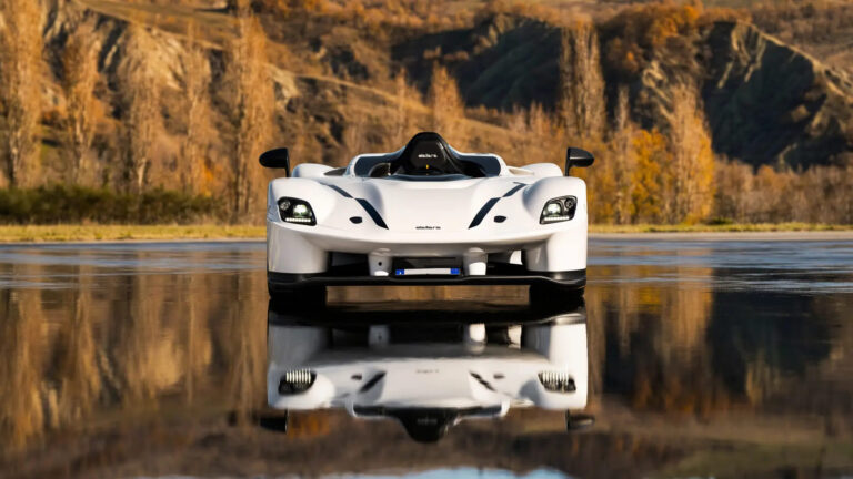 Monoplaza Dallara MPS en un entorno natural reflejándose en el agua