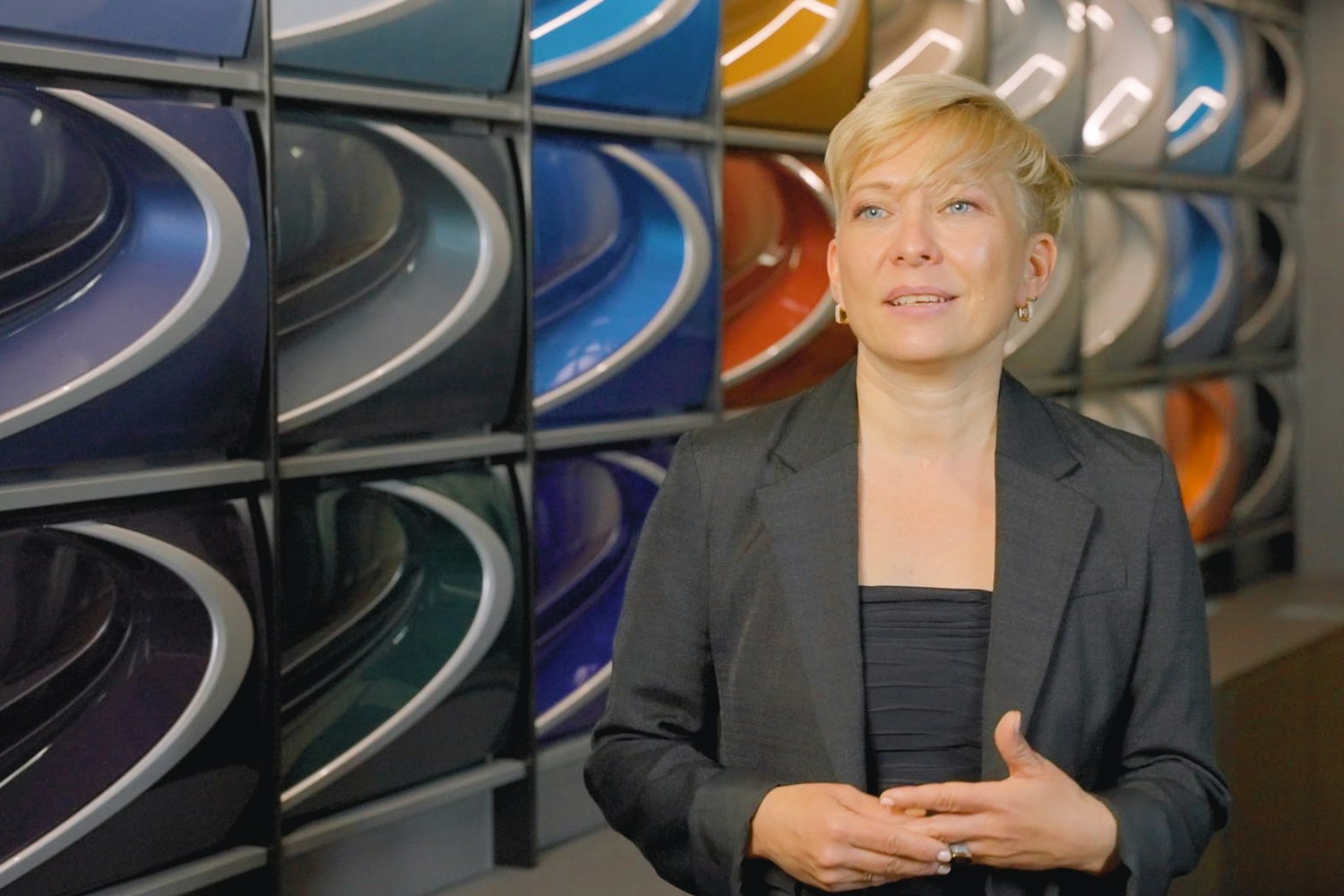 Sabine Consolini, directora de CMF en Bugatti, nos cuenta cómo el equipo de Color, Material y Acabado (CMF) está redefiniendo el concepto de personalización para el Tourbillon y para la propia Bugatti.