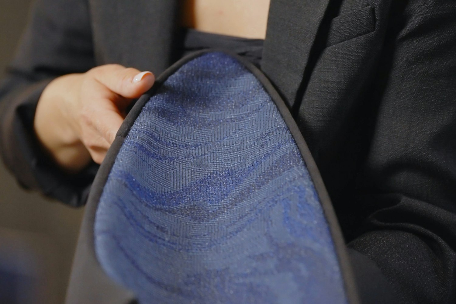 Muestra de tejido artesanal desarrollado en Kioto con hilo metálico y tiras de papel washi