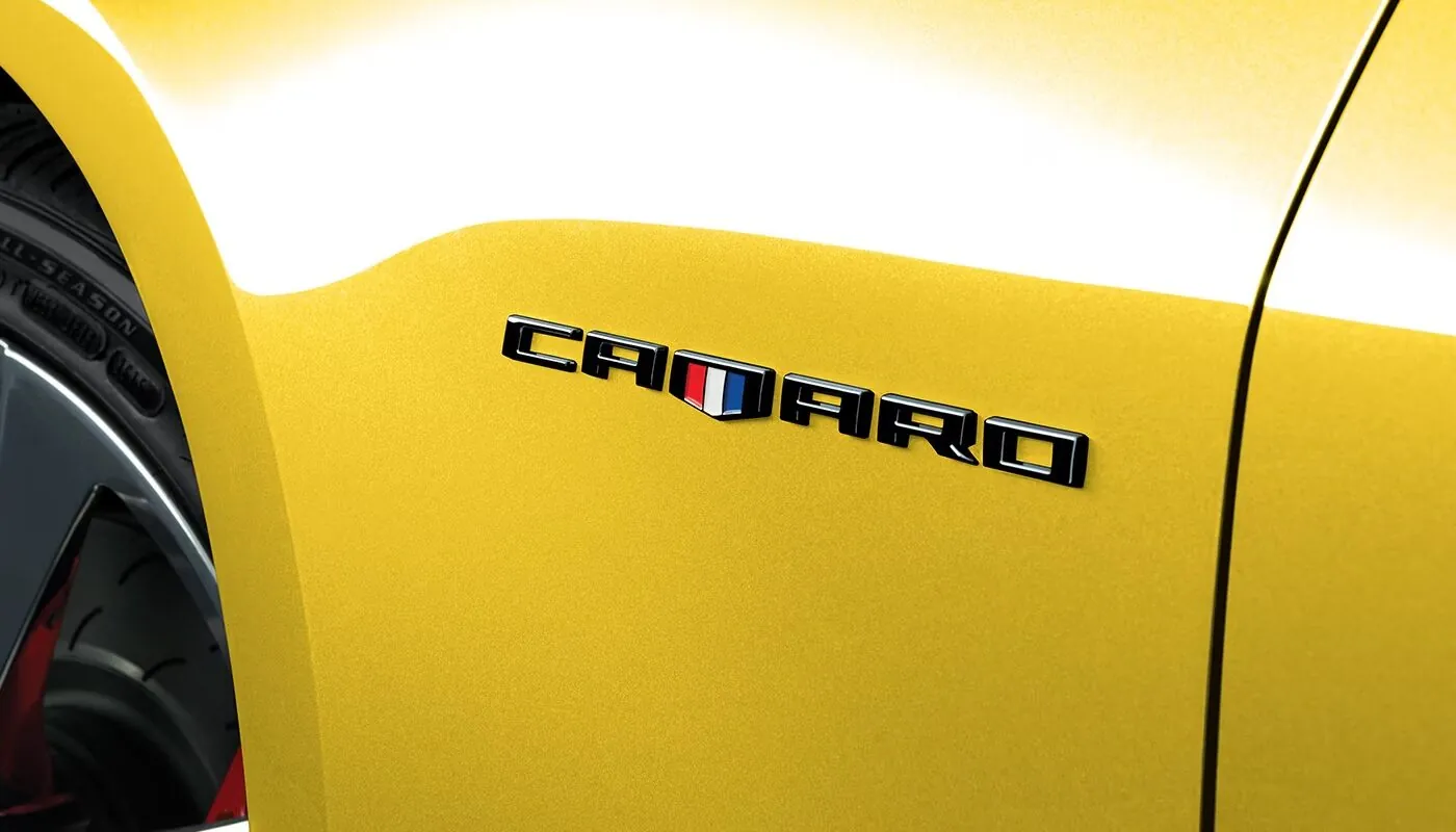 Detalle del emblema del Chevrolet Camaro en color amarillo brillante