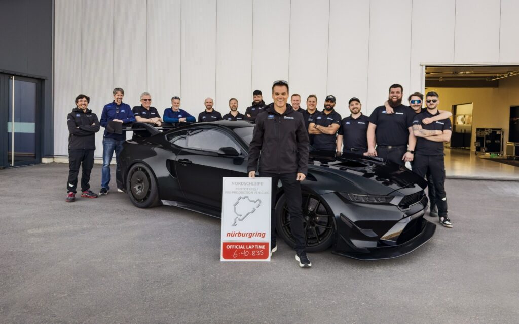 Equipo de ingenieros junto al Ford Mustang GTD Competition en el taller