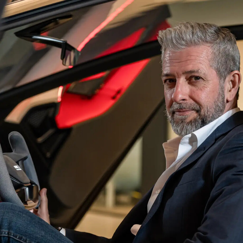 José Navarro en el interior de un coche de diseño moderno