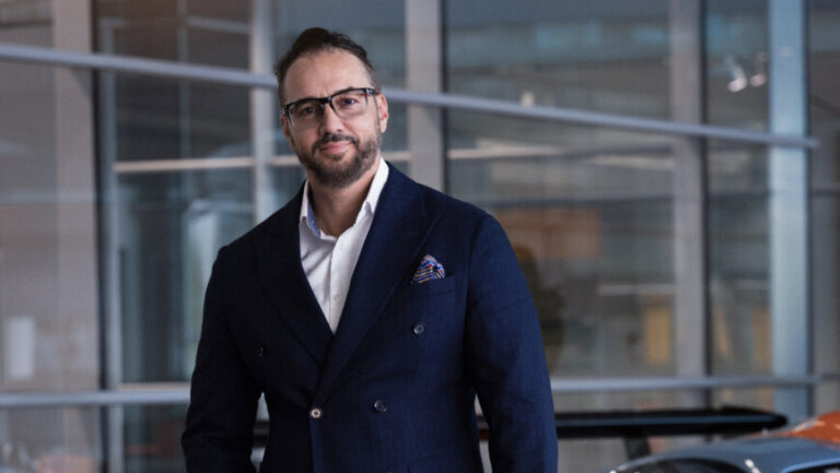 Kemal Curic posando junto a un McLaren