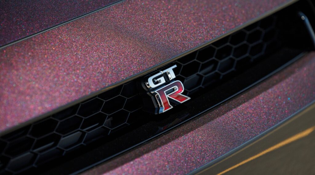 Detalle del emblema GT-R en la parrilla del coche deportivo Nissan.