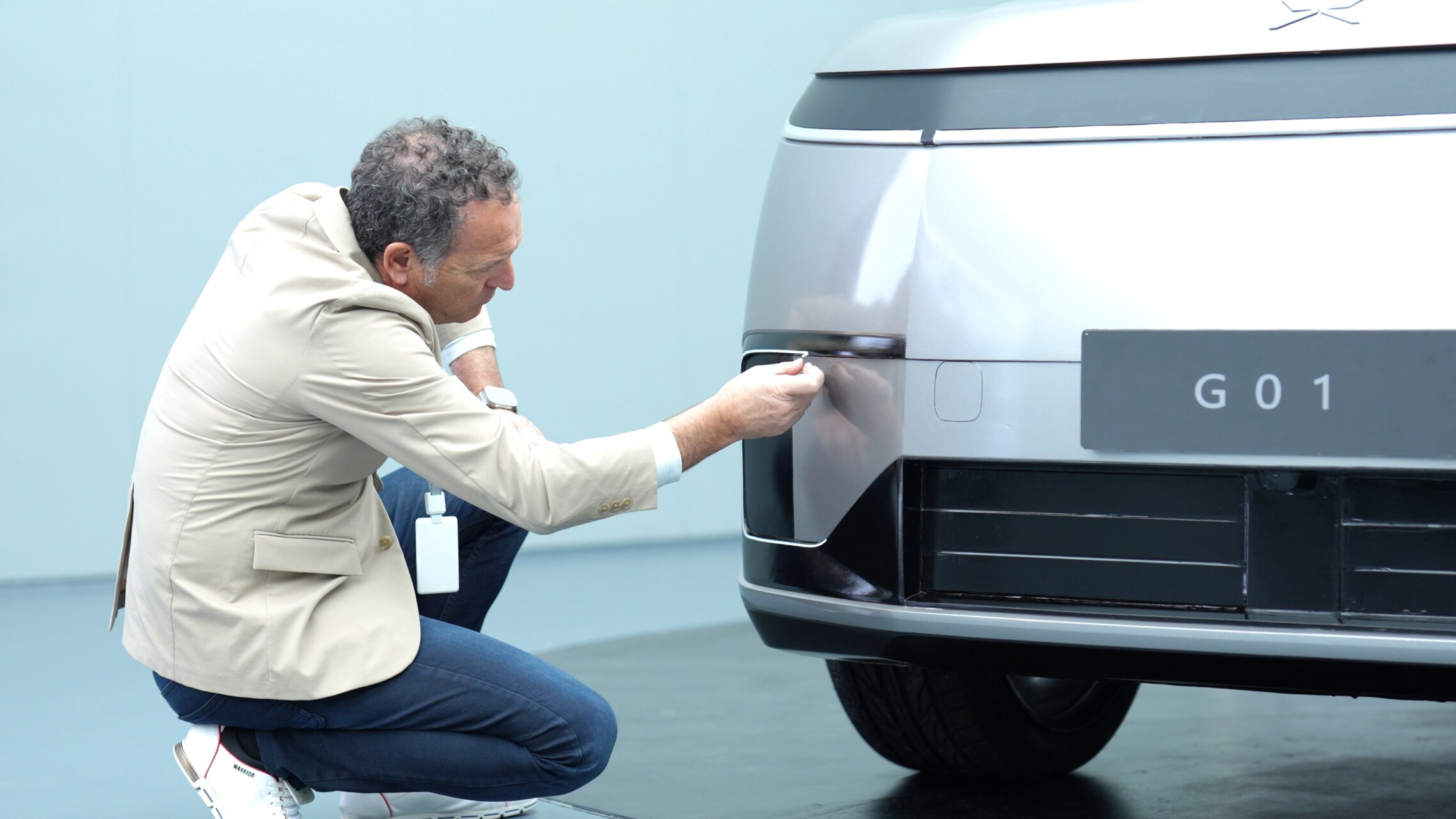 JuanMa López junto con la maqueta XPENG G01
