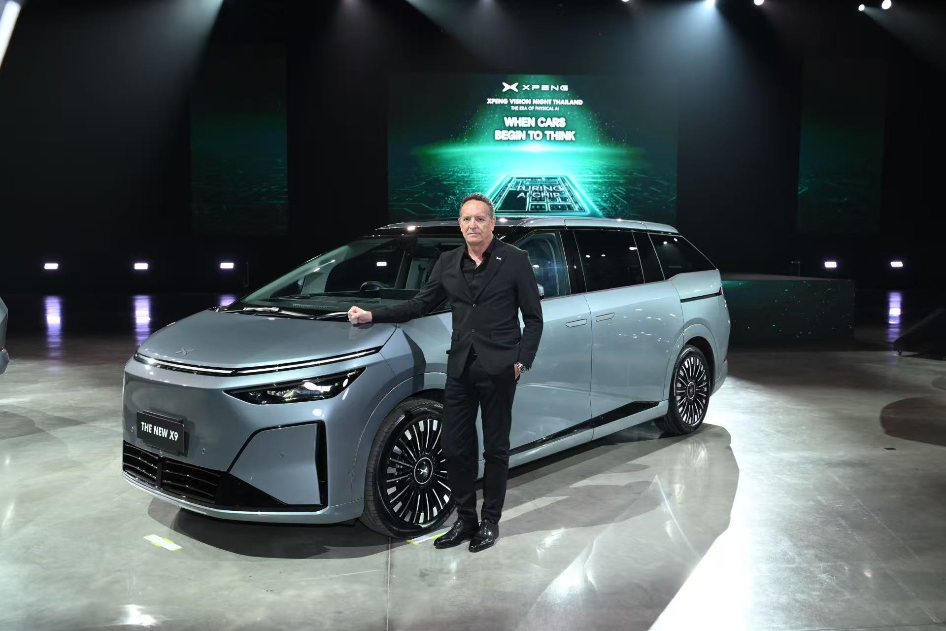 JuanMa López junto al nuevo XPENG X9