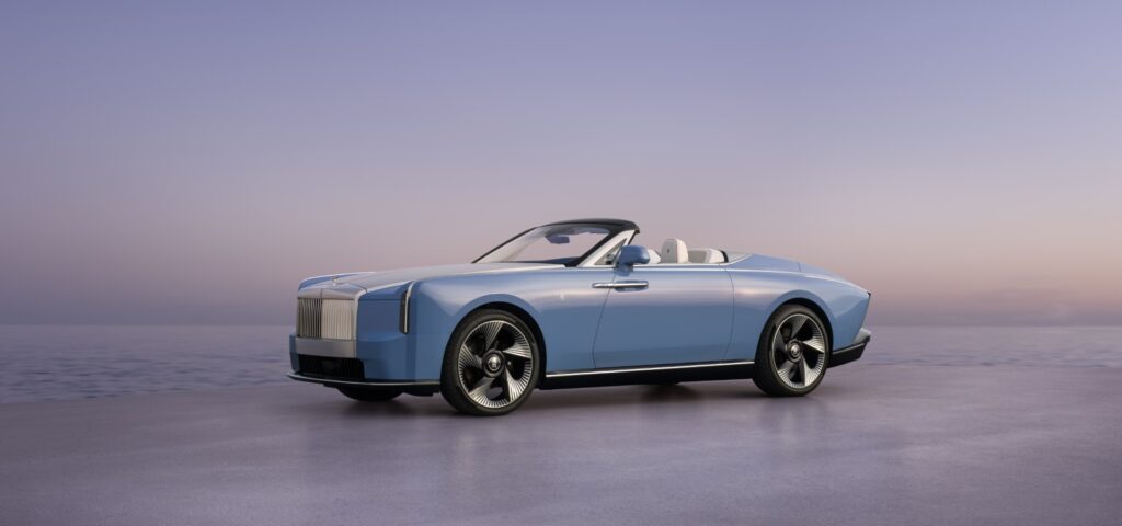 Un descapotable Rolls-Royce Nightingale en un paisaje costero al atardecer
