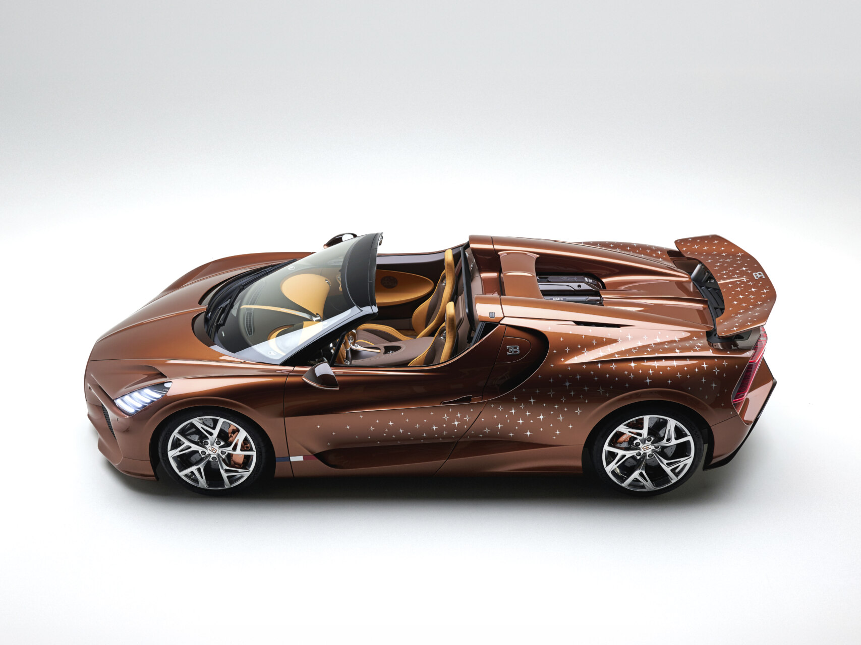 Coche deportivo W16 Mistral color marrón con detalles brillantes