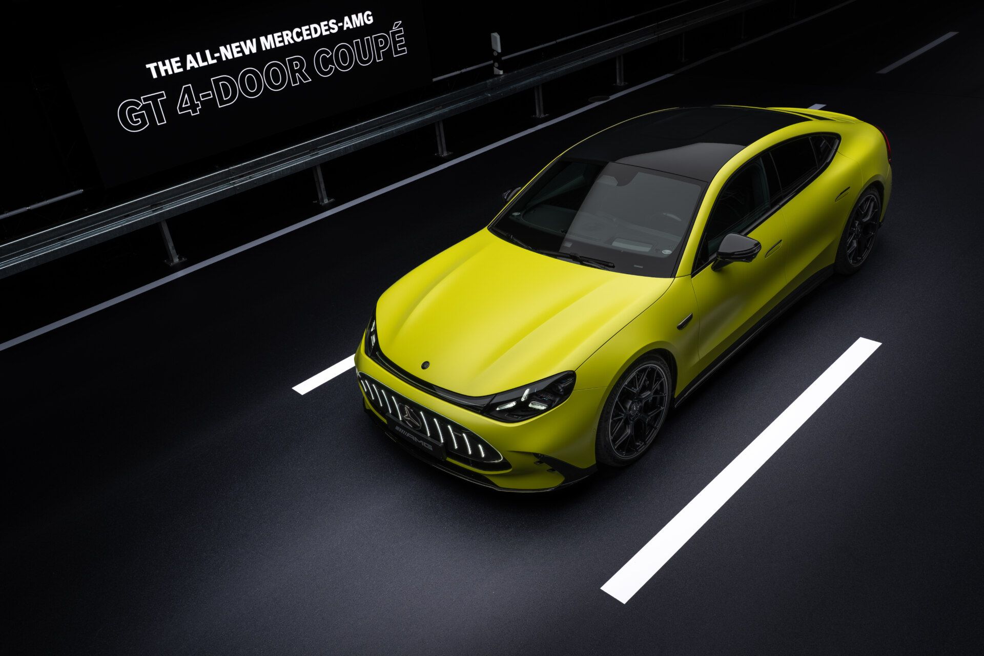 Vista superior del nuevo Mercedes-AMG GT 4 Puertas Coupé eléctrico en color amarillo