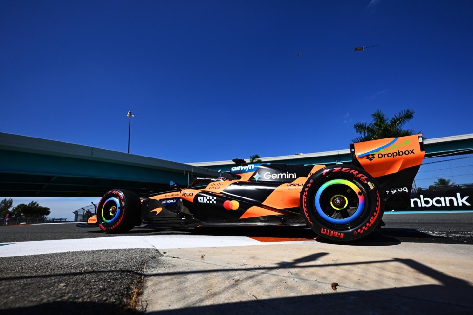 Detalles en el alerón trasero del MCL40