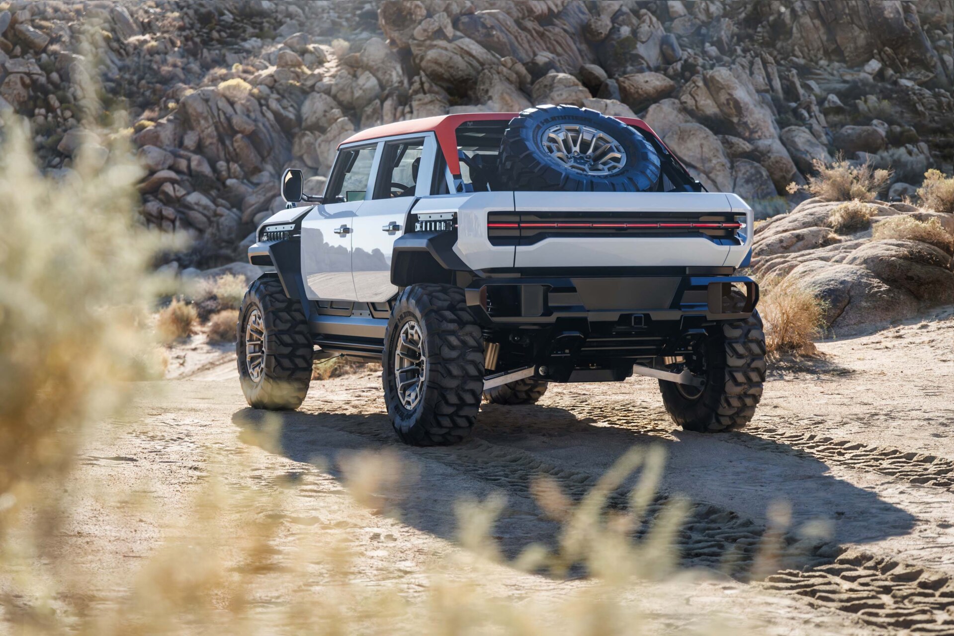 Vista trasera del GMC HUMMER X en un entorno off-road