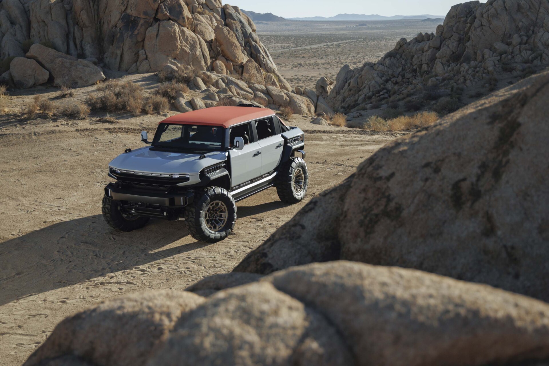 GMC HUMMER X concept en un entorno off-road con rocas y desierto