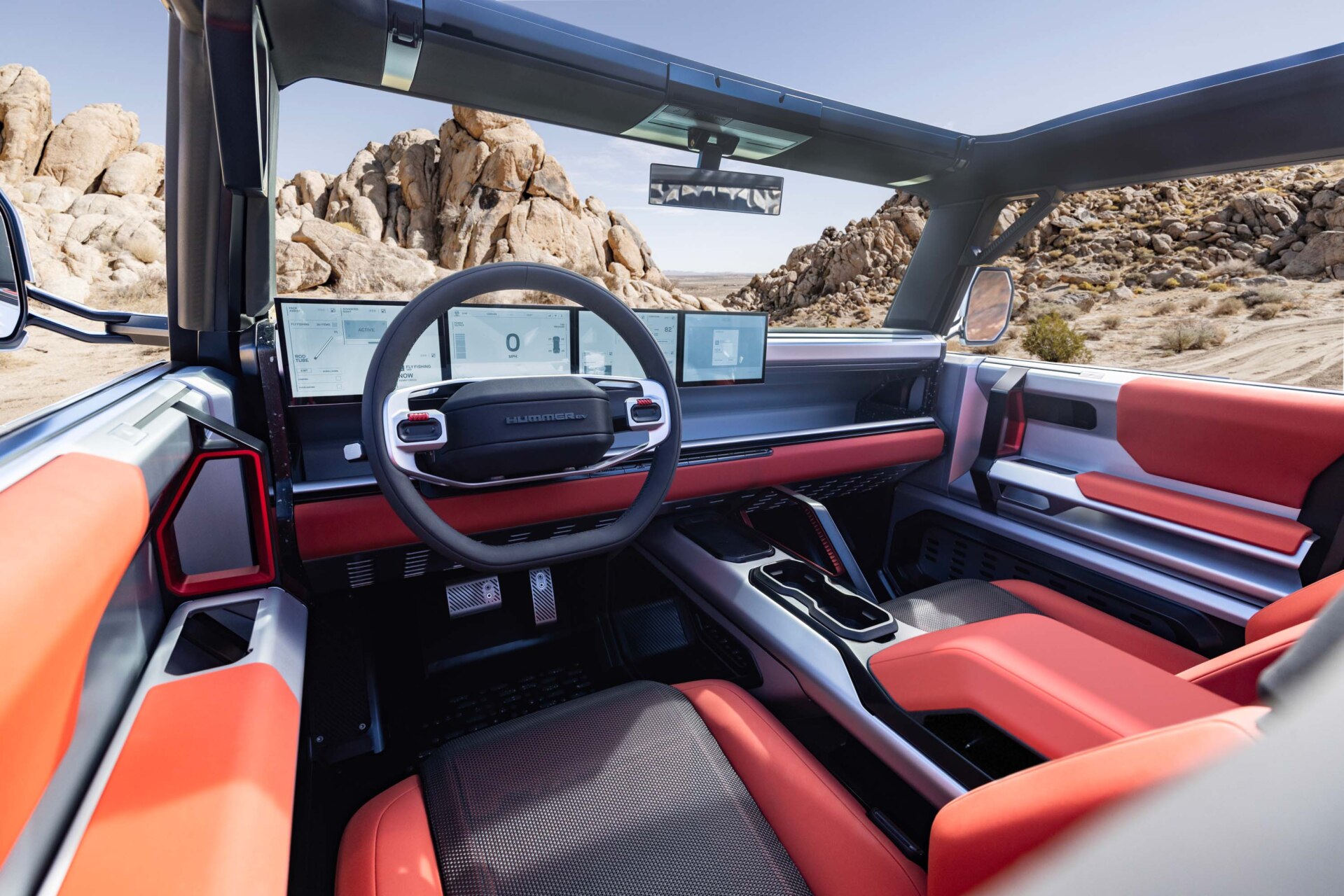 Interior del GMC HUMMER X con múltiples pantallas digitales