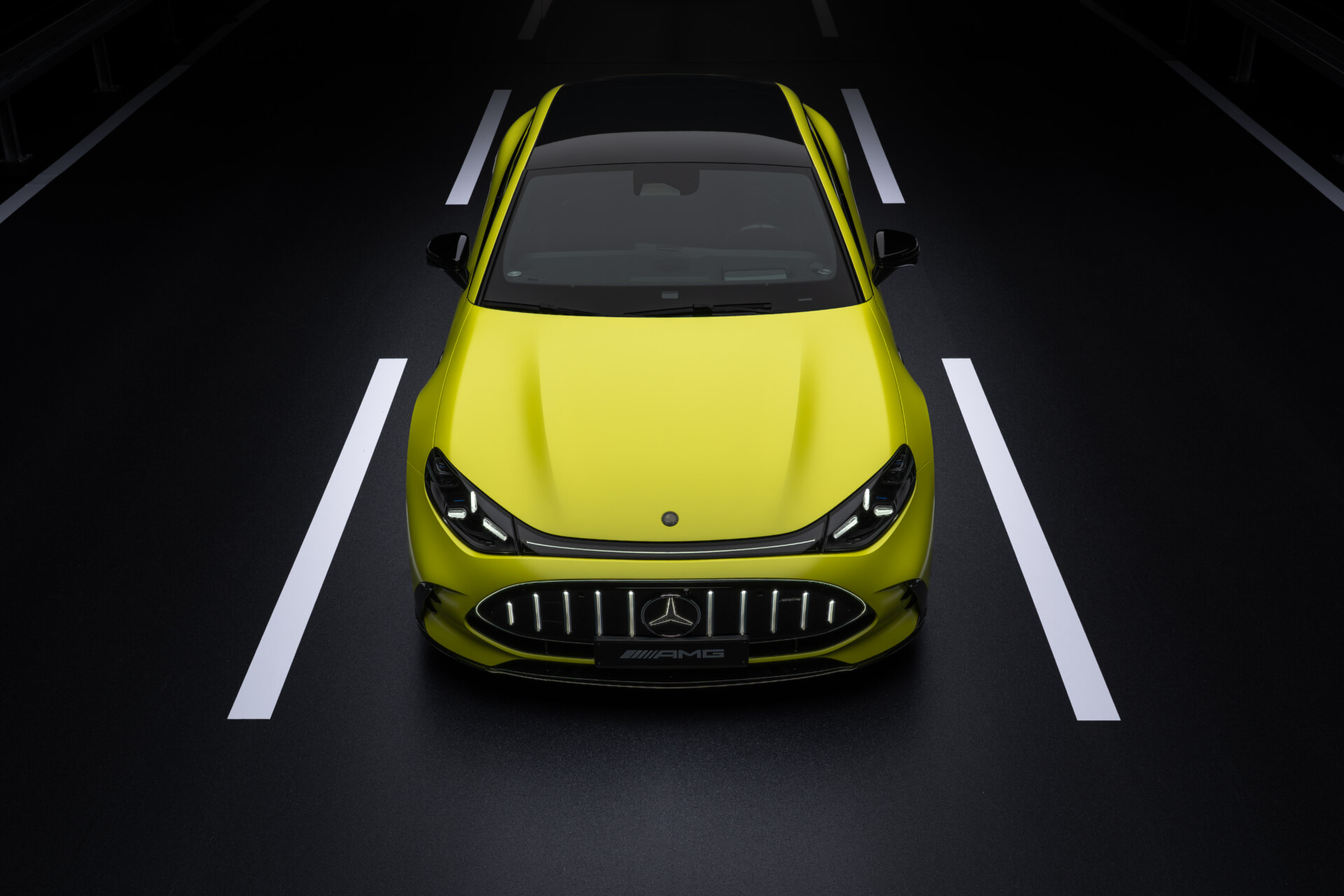 Vista superior del Mercedes-AMG GT 4 Puertas Coupé eléctrico en carretera