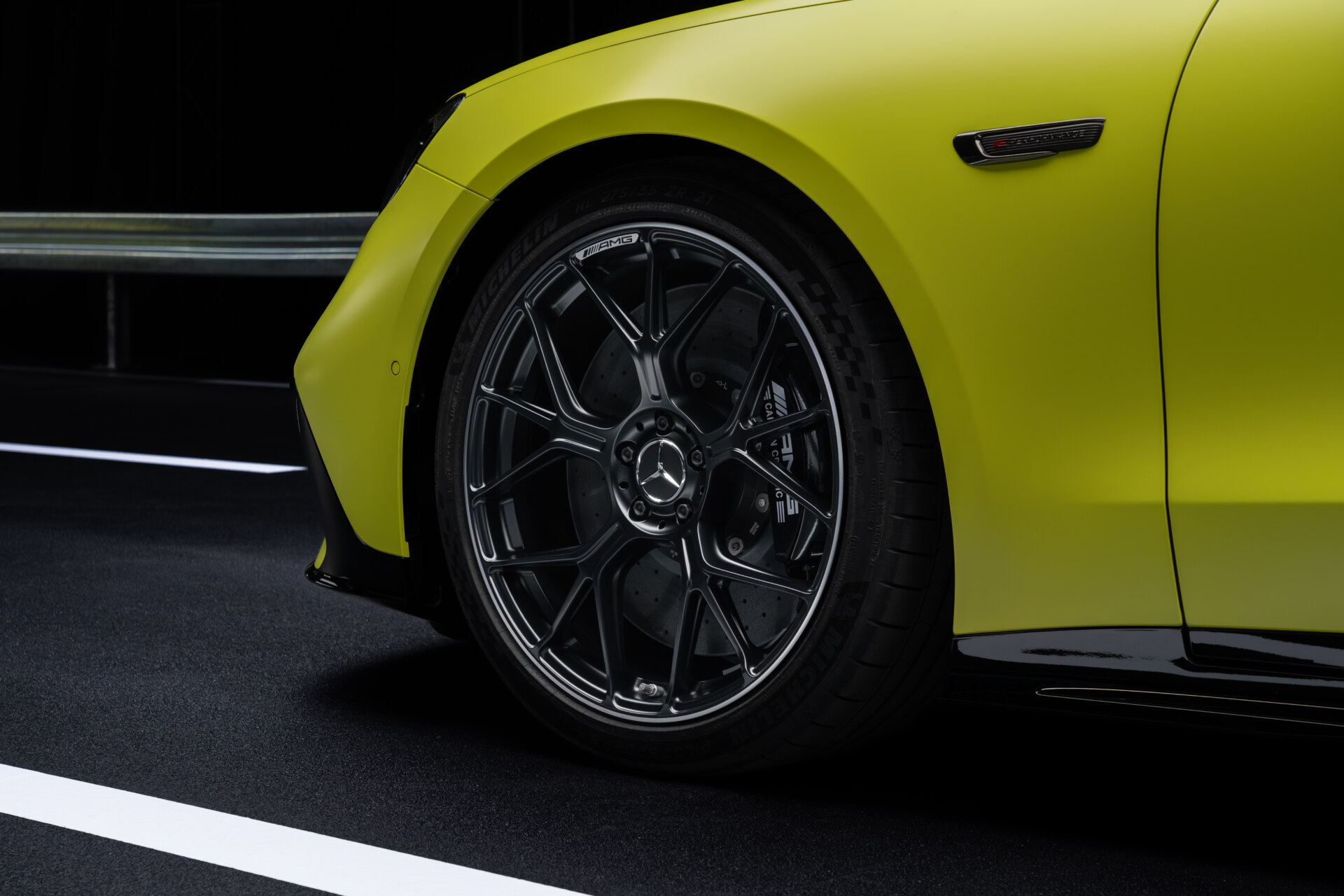 Detalle de la rueda del Mercedes-AMG GT 4 Puertas Coupé en color amarillo
