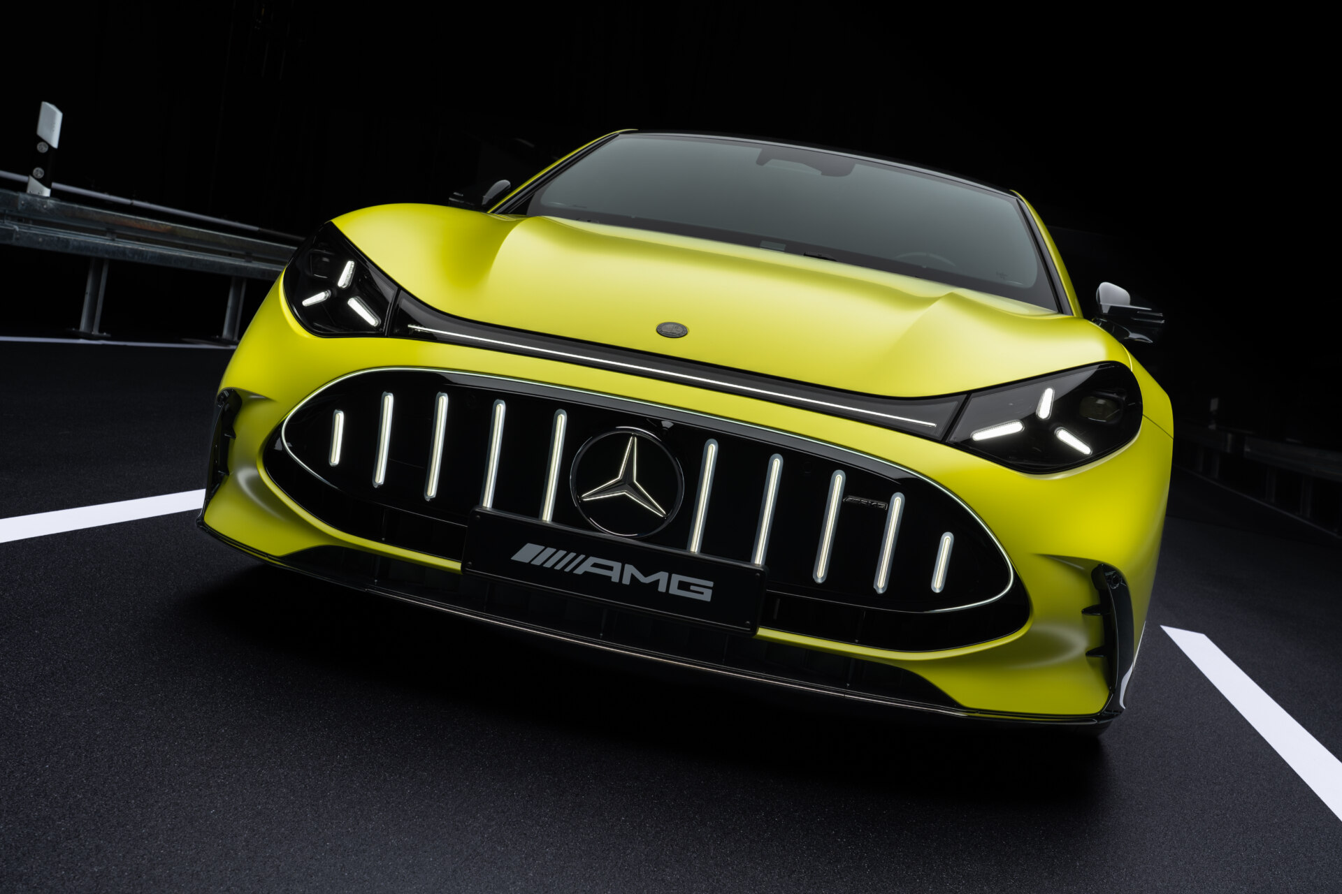 Frontal del Mercedes-AMG GT 4 Puertas Coupé en color amarillo