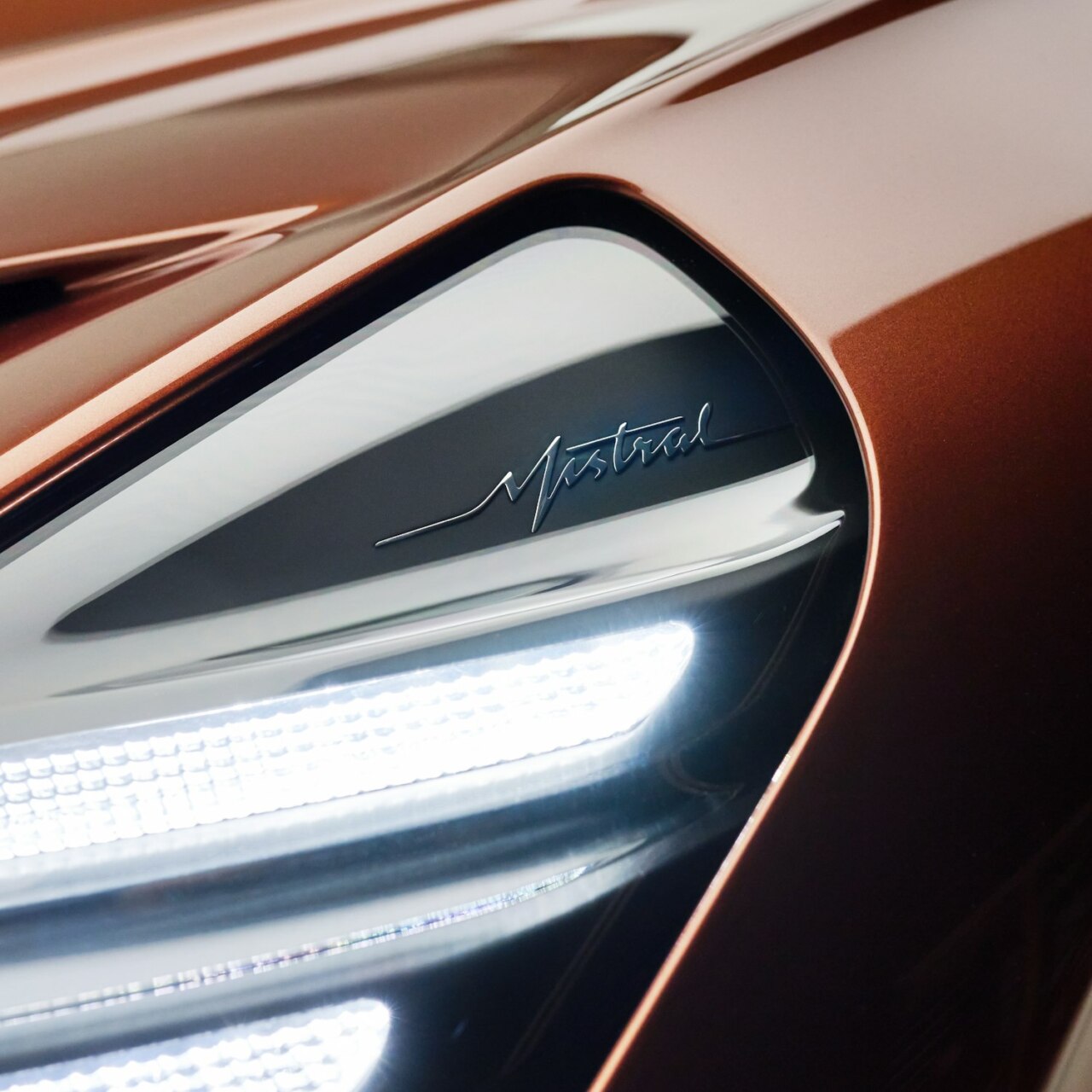 Detalle del faro del automóvil Mistral con acabado brillante