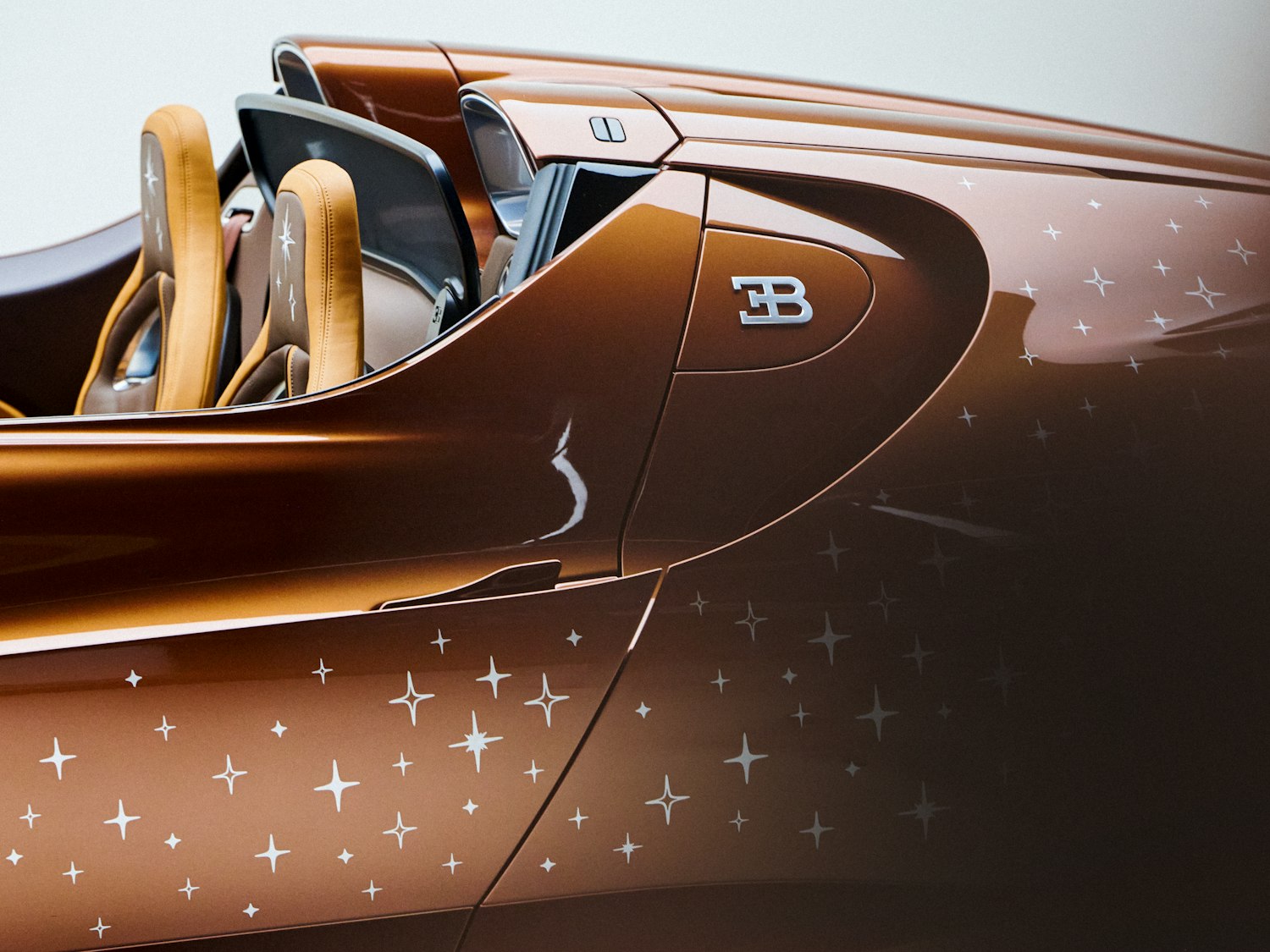 Vista lateral del coche Bugatti W16 Mistral con detalles brillantes