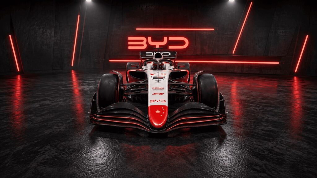 Coche de Fórmula 1 de BYD con fondo iluminado