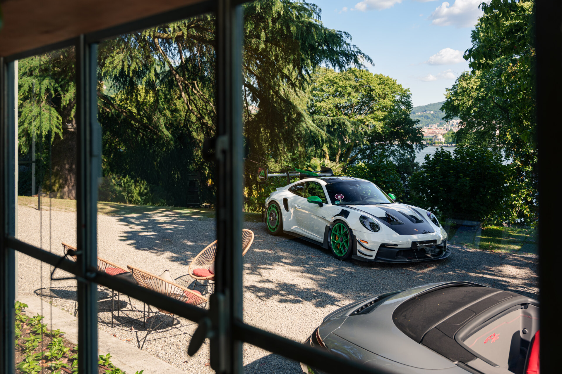 El rincón dedicado a Porsche en el invernadero de Villa Grumello. (Autor: Josu de los Mozos)