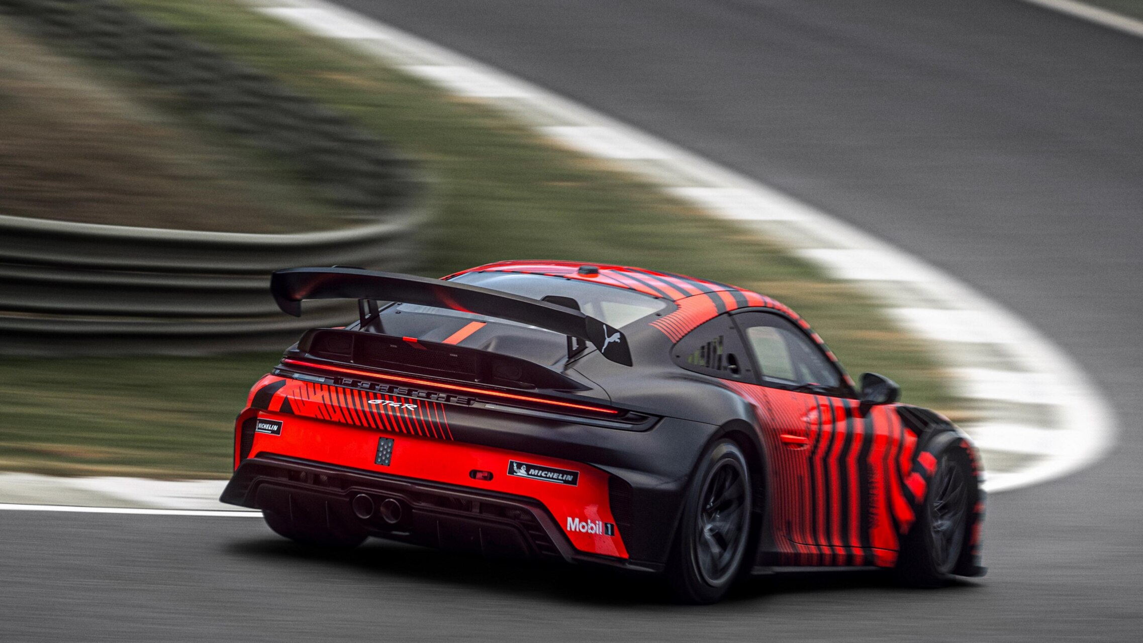 Porsche 911 GT4 R en pista con diseño aerodinámico