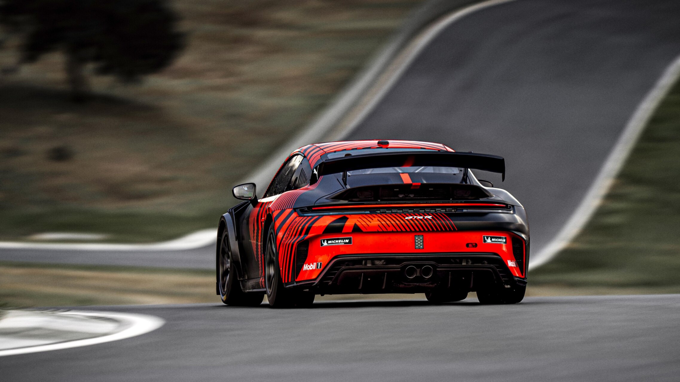 Porsche 911 GT4 R en pista con diseño aerodinámico
