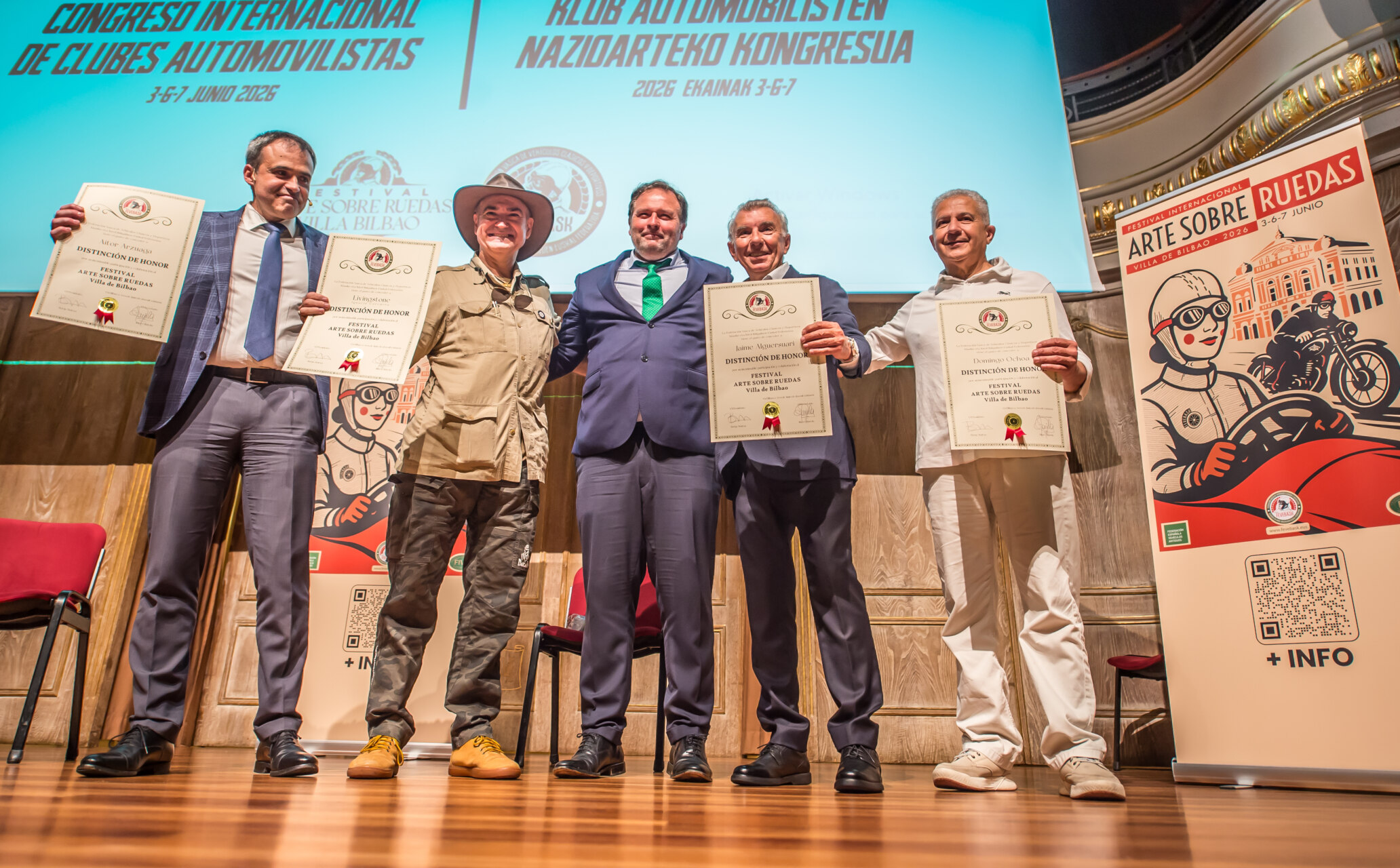 Grupo de personas recibiendo distinciones en el festival de arte sobre ruedas