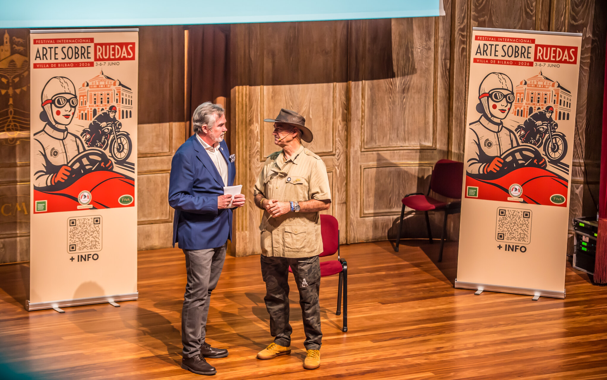 Dos hombres conversando en un evento de arte sobre ruedas