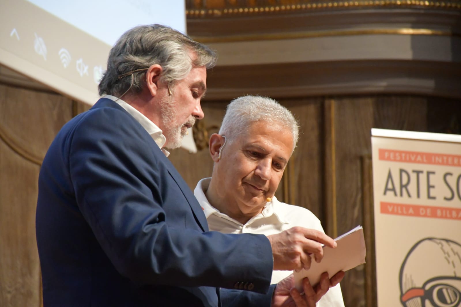 Dos hombres conversando en el festival de arte sobre ruedas.