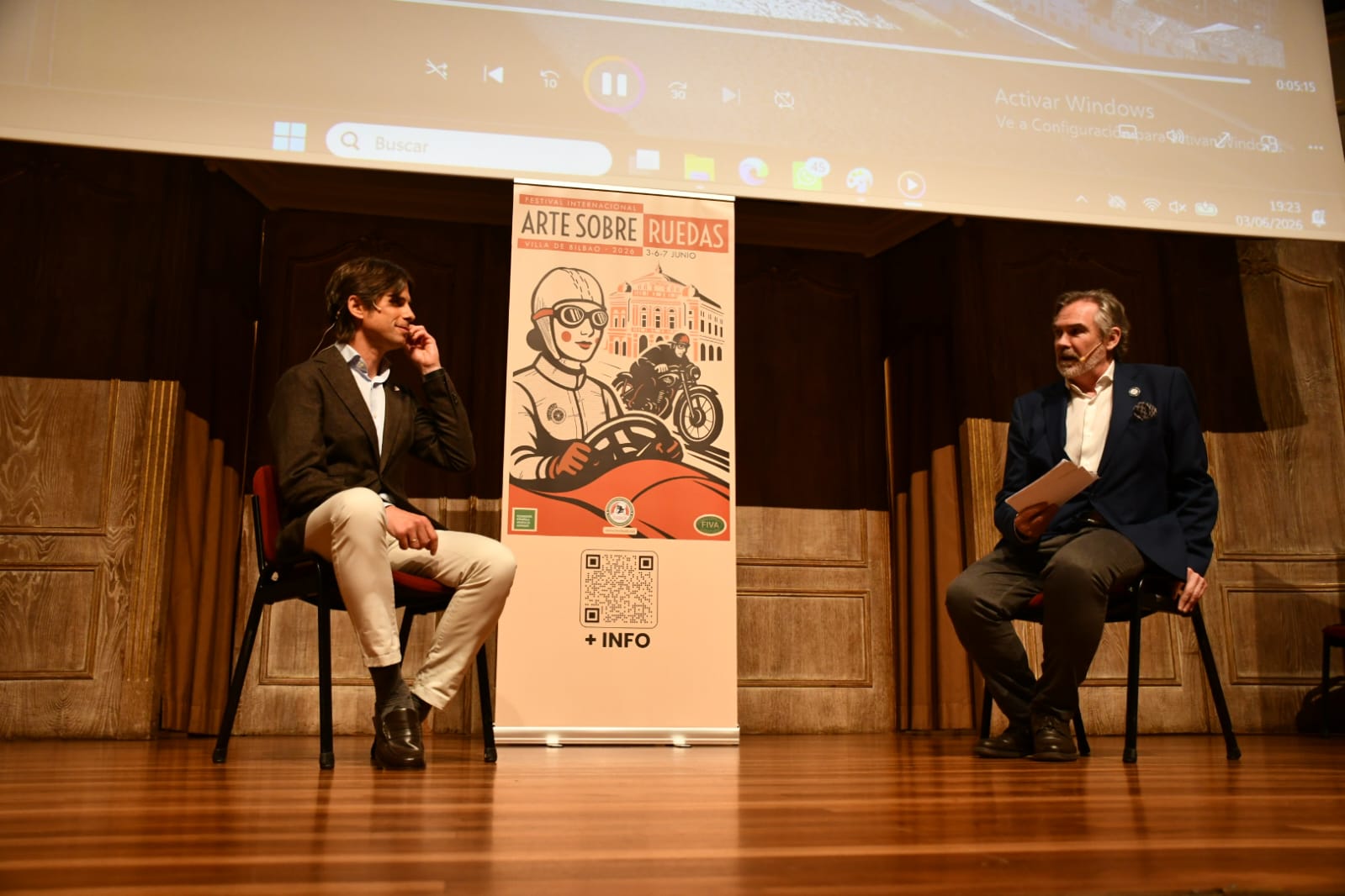 Dos hombres conversando en un evento de arte sobre ruedas