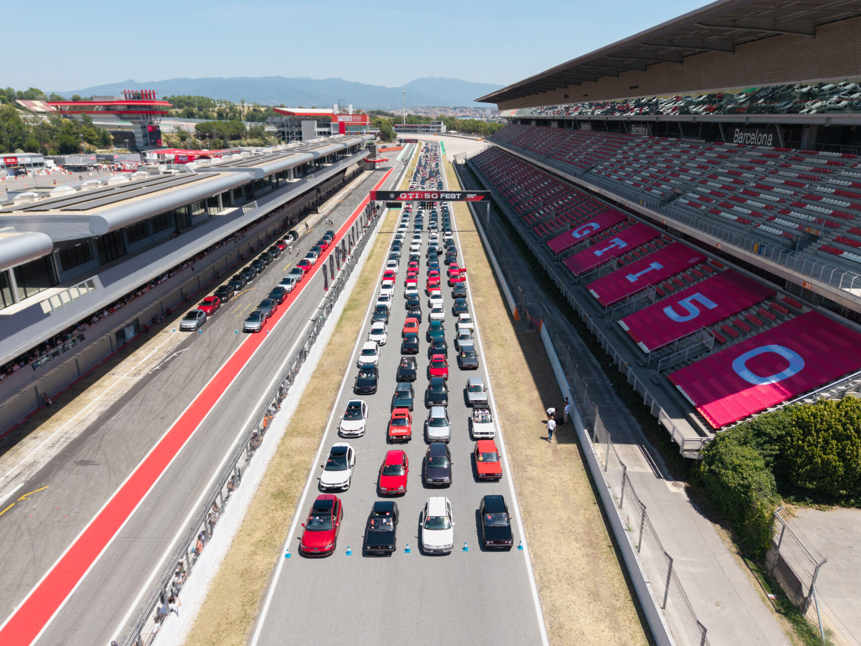 Más de 1.500 Golf GTI en el Circuit de Barcelona-Catalunya: así vivimos el GTI 50 Fest