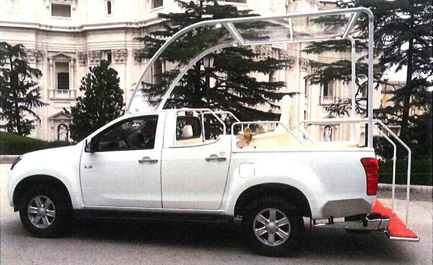 Isuzu D-Max adaptado como papamóvil para el Papa León XIV en España