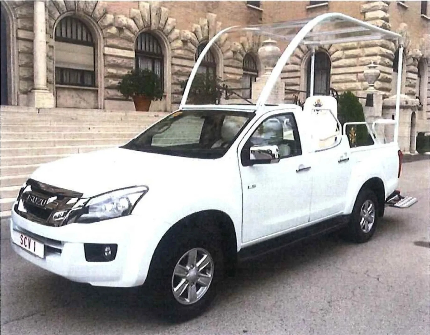 Isuzu D-Max adaptado como papamóvil para el Papa en España