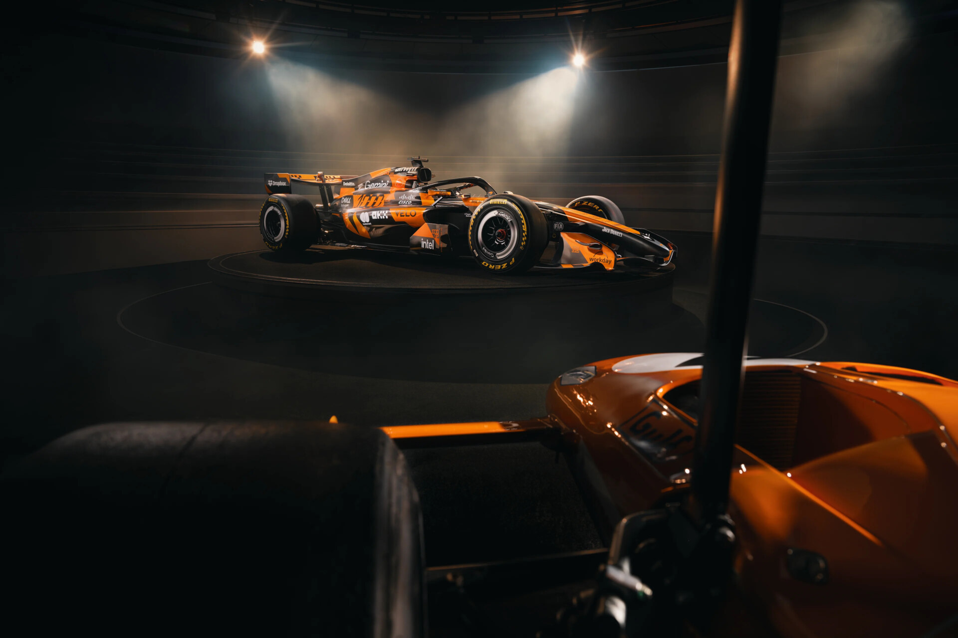 Coche de Fórmula 1 McLaren con livery conmemorativa del Gran Premio 1000
