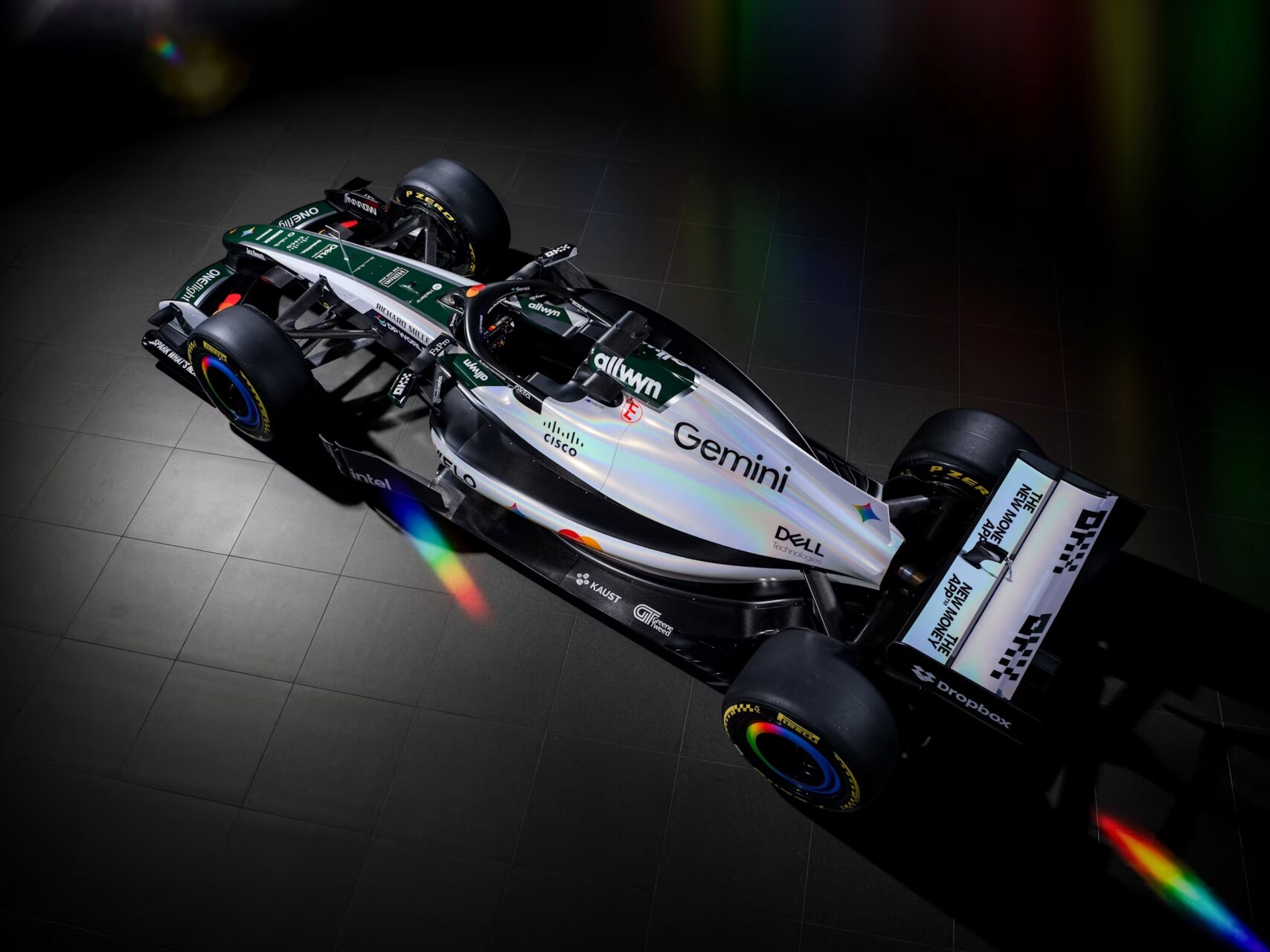 Monoplaza McLaren MCL40 con decoración especial del M2B en Silverstone