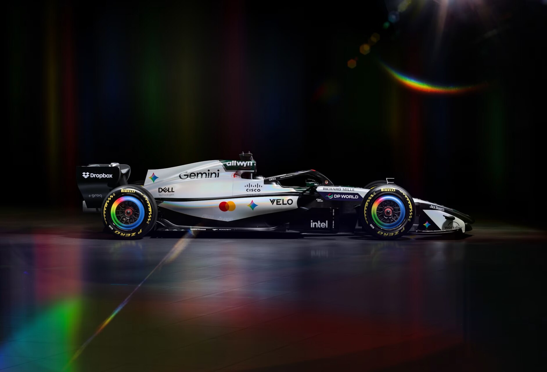 Monoplaza McLaren MCL40 con decoración especial del M2B en Silverstone