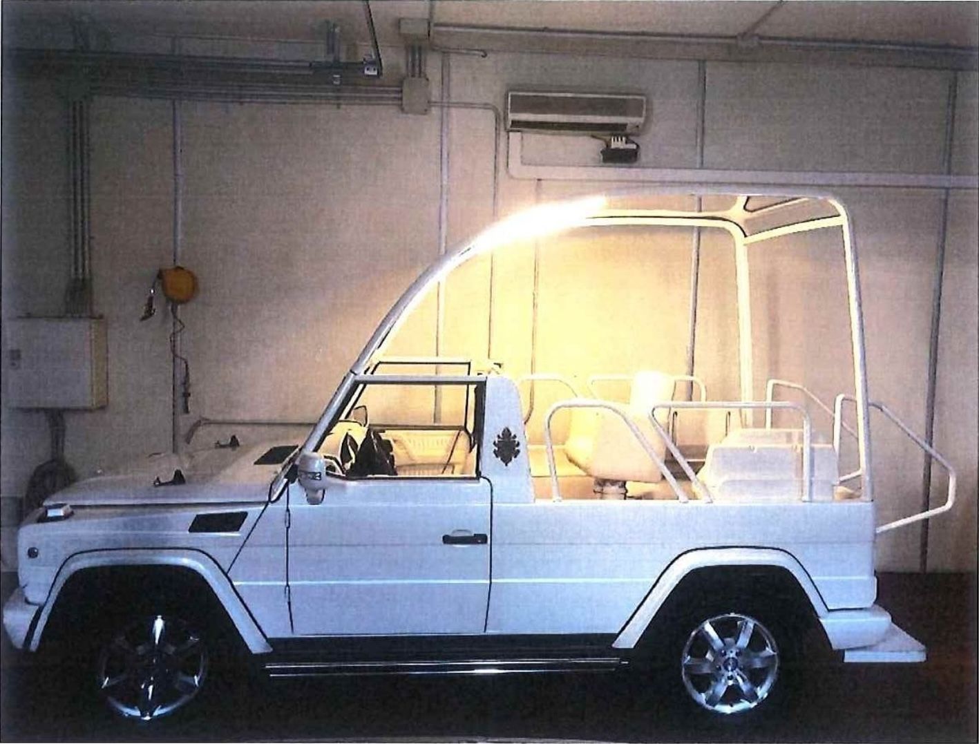 Mercedes G 500 adaptado como papamóvil para el Papa León XIV