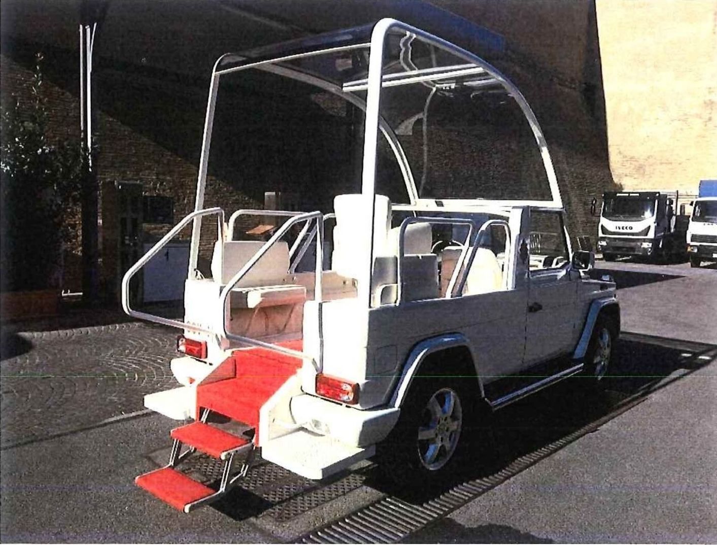 Mercedes G 500 adaptado como papamóvil con estructura abierta y escaleras
