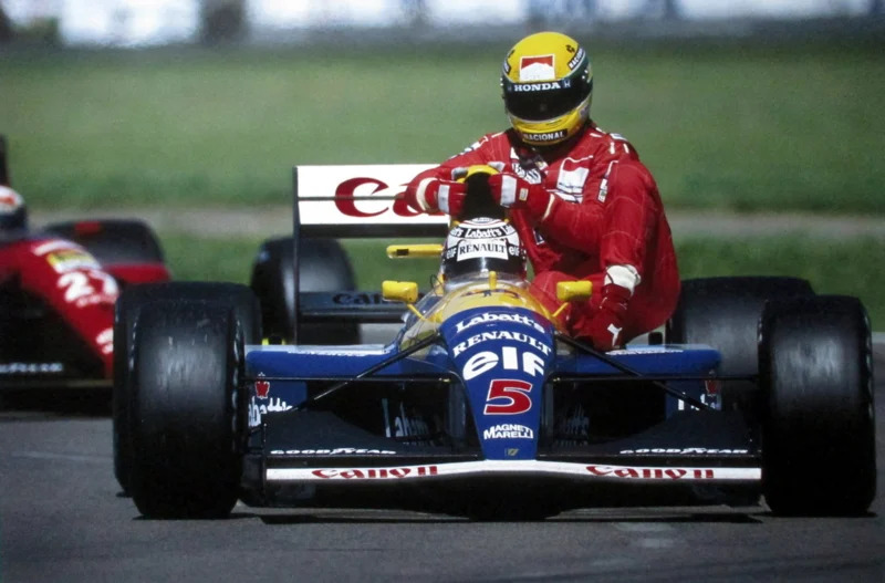 Nigel Mansell en el FW14 con Ayrton Senna en el fondo